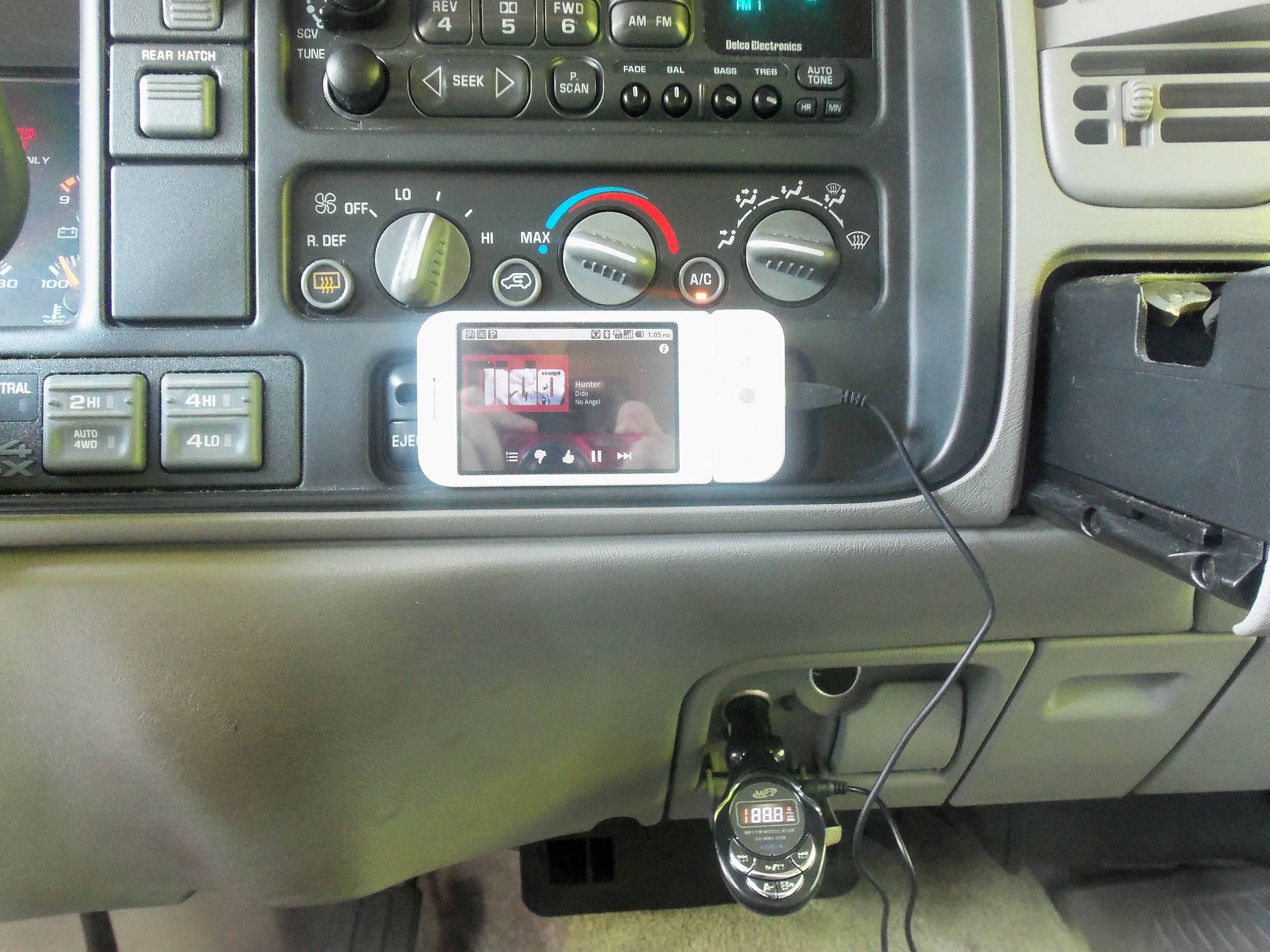 Een FM-zender aangesloten op een Android-telefoon