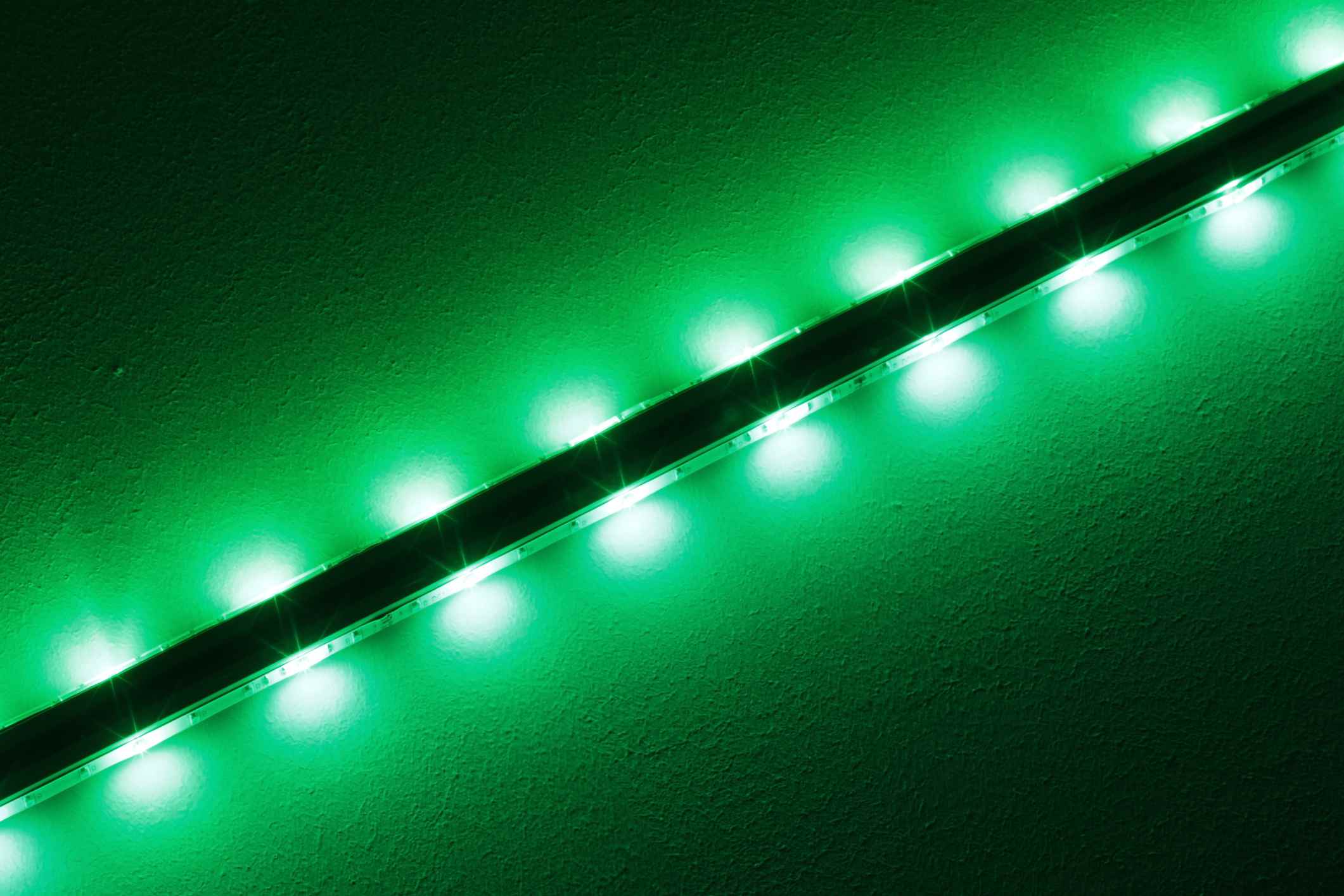 Close-up van groen-gloeiende LED-lichtstrip