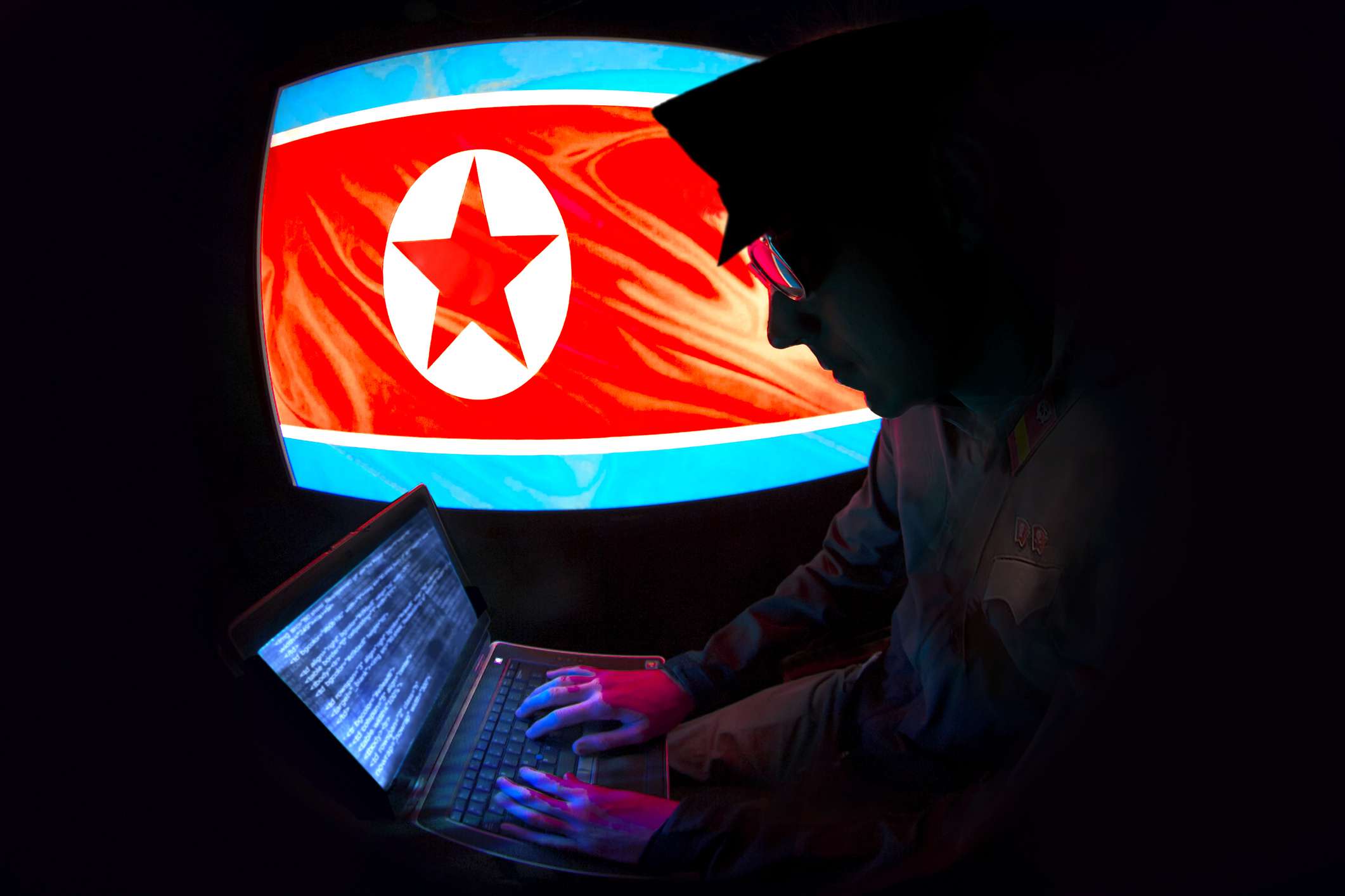 N. Koreaans hackersilhouet met Noord-Koreaanse vlag