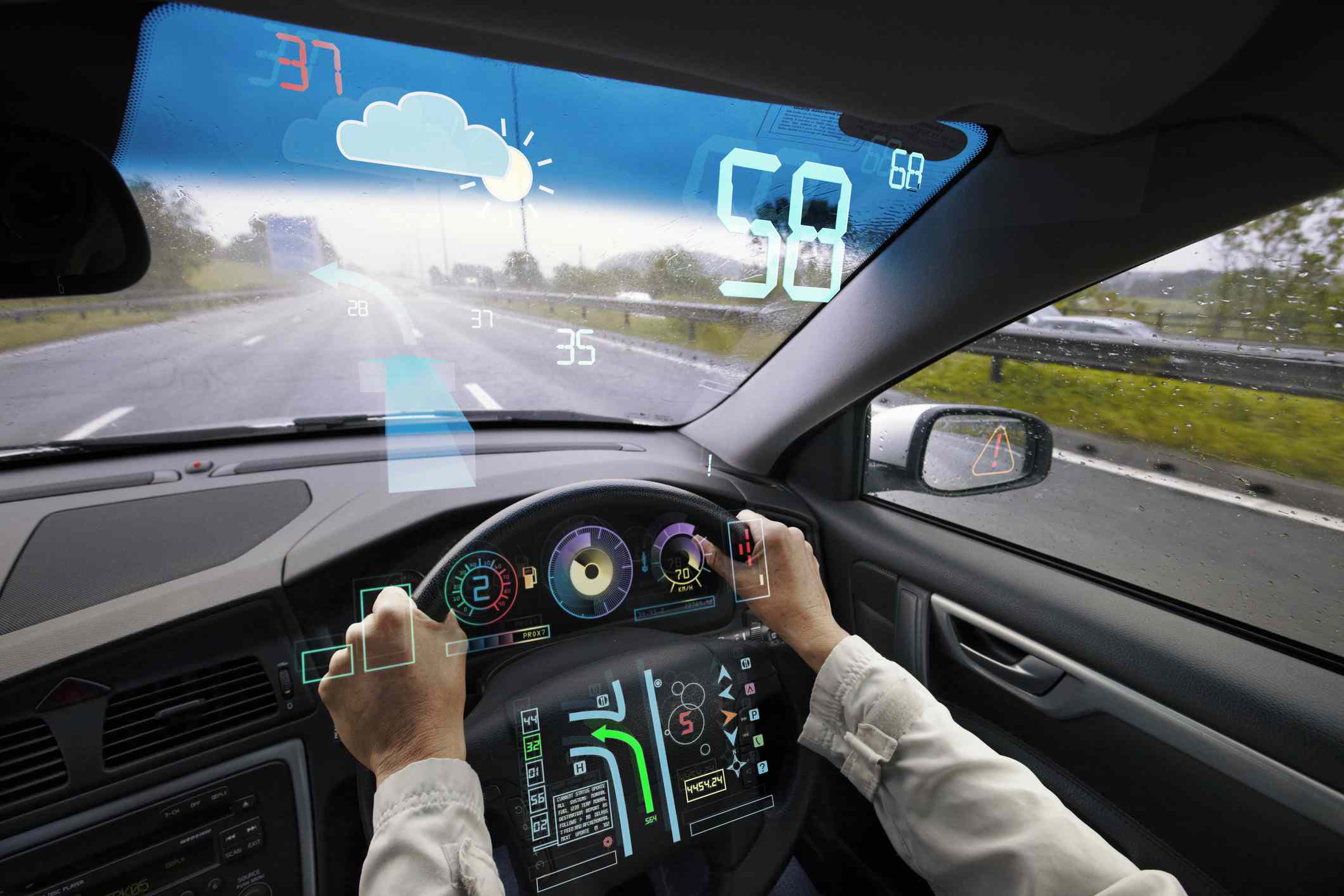 Het zicht van een bestuurder op een kaart die naar een digitaal dashboarddisplay op de voorruit kijkt.