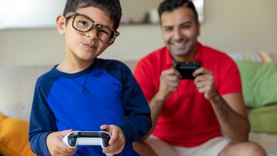 Jongen en vader spelen Xbox One-videogames