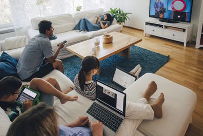 Familie tv kijken in woonkamer living