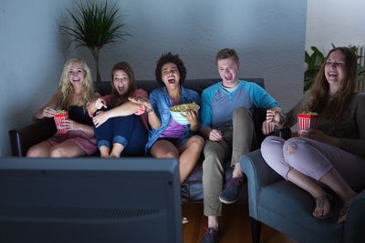 Een groep vrienden die tv kijken.