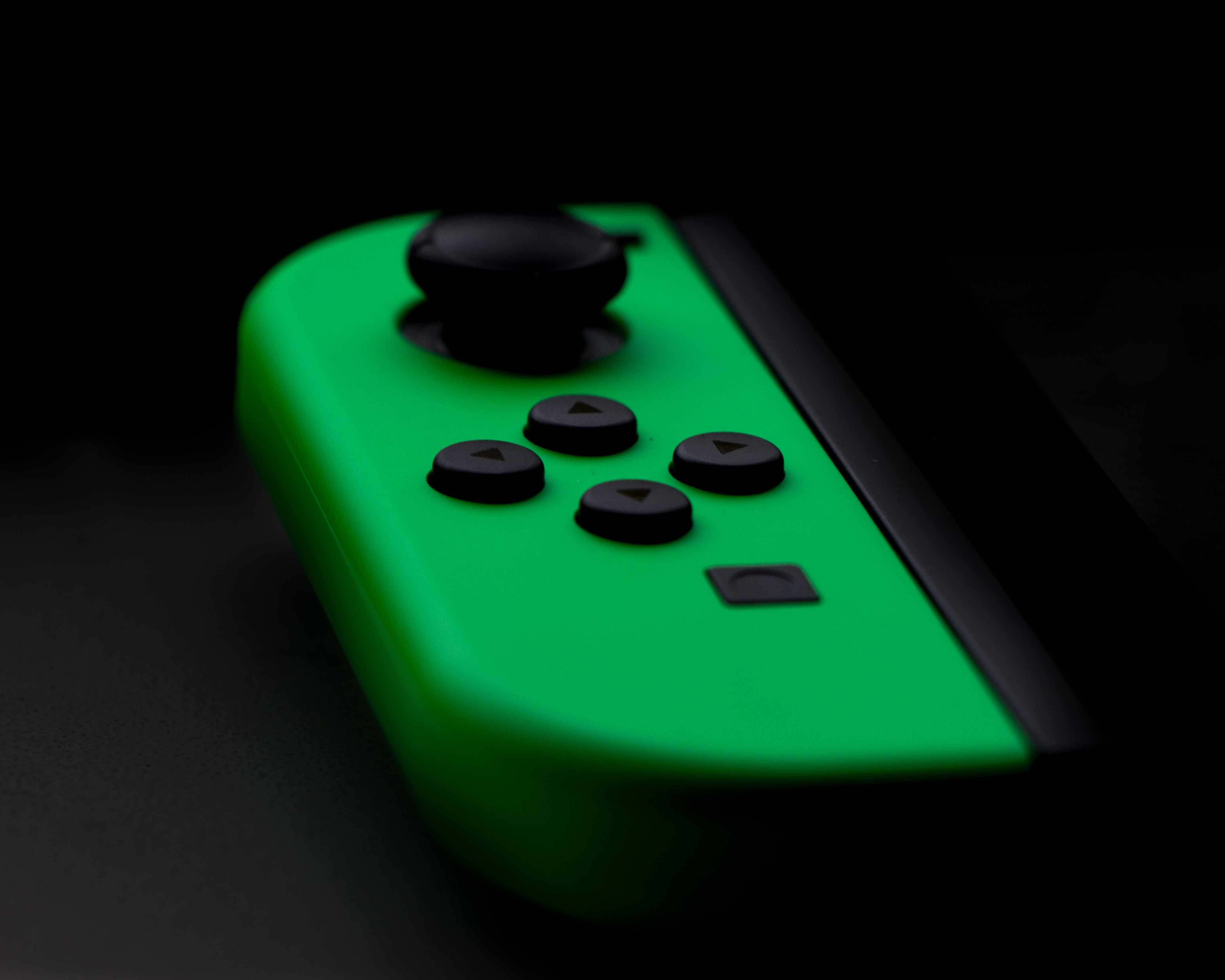 Een groene Nintendo Switch-controller. 