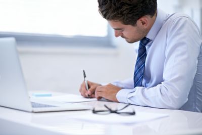 Professioneel achter een computer zitten en een handtekening aan een document toevoegen