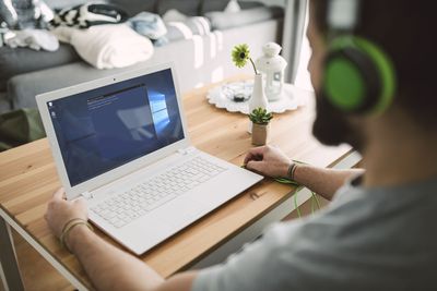 Een man spoelt DNS door op zijn Windows 10-laptop.