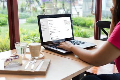 Een jonge vrouw zet Cortana uit op haar Windows-pc