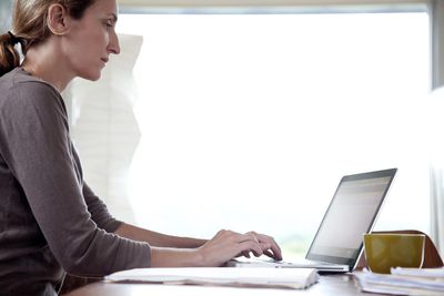 Vrouw met behulp van laptop in een kantoor