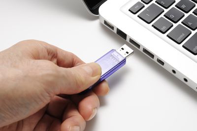 USB-flashstation dat in een Mac Book Pro wordt geplaatst