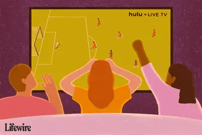 Drie mensen kijken naar een voetbalwedstrijd op Hulu + Live TV
