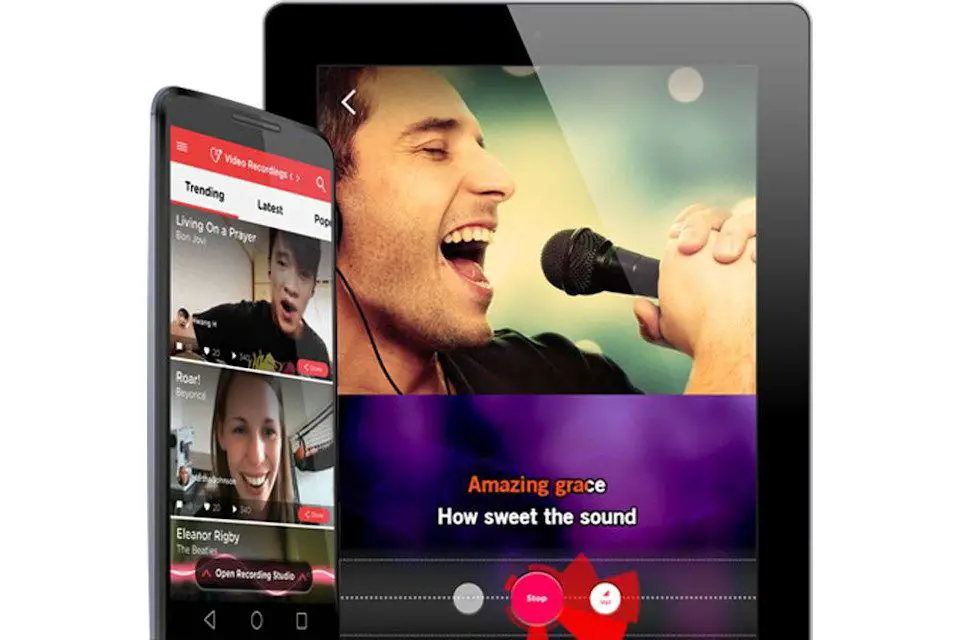 Een smartphone en tablet met karaokesoftware van Redkaraoke