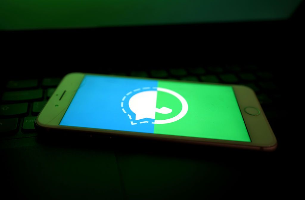 Berichtendiensten WhatsApp en Signal zijn te zien op een mobiele telefoon.