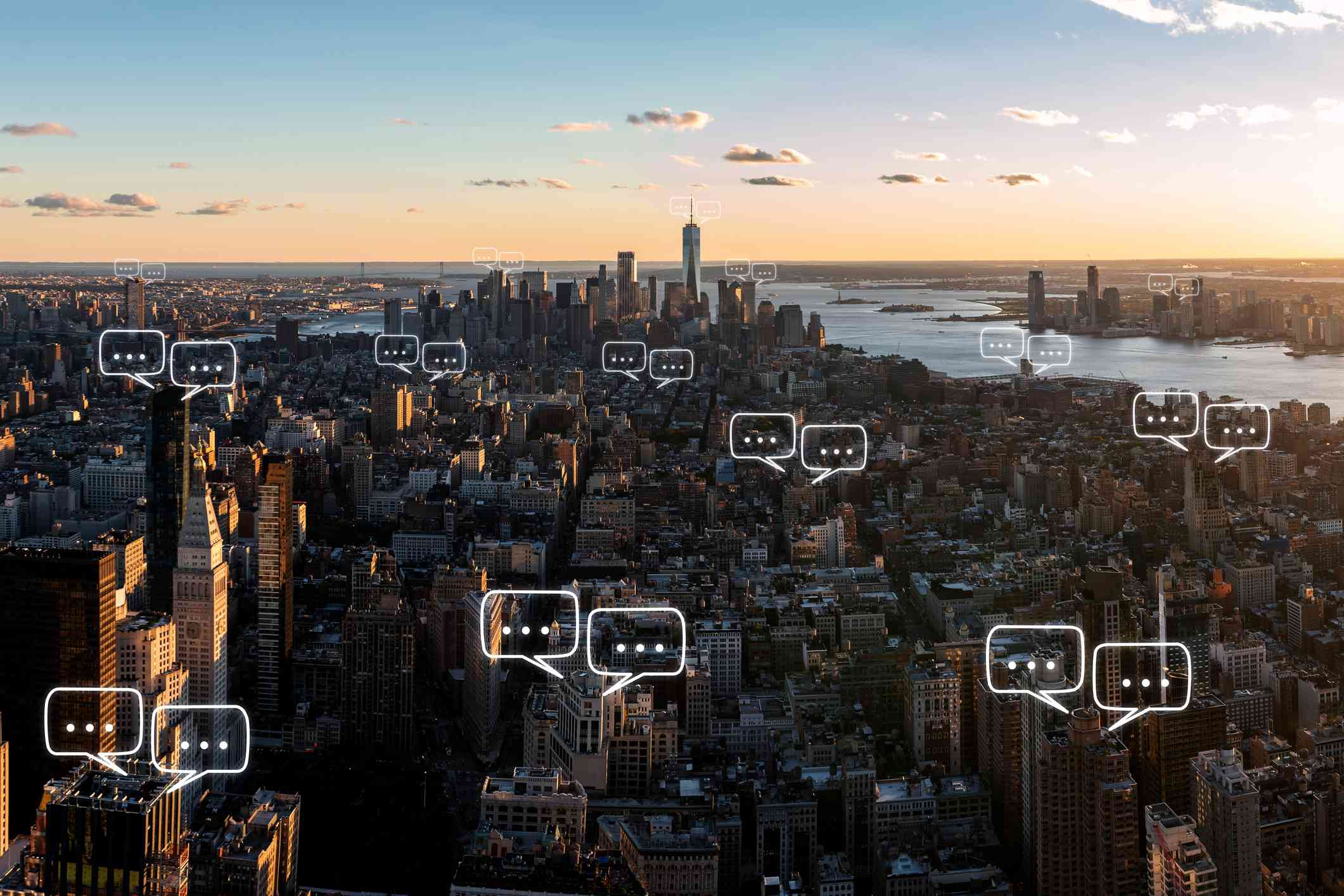 De skyline van Manhattan in New York City en hemelachtergrond met overlays van het pictogram van de belchat.