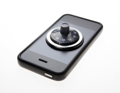 Foto van een mobiele telefoon met een slot erop