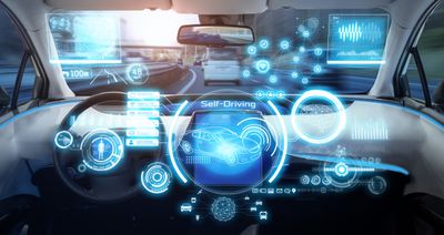 Futuristische graphics worden over een afbeelding van het dashboard van een auto gelegd om een ​​zelfrijdende auto te simuleren.