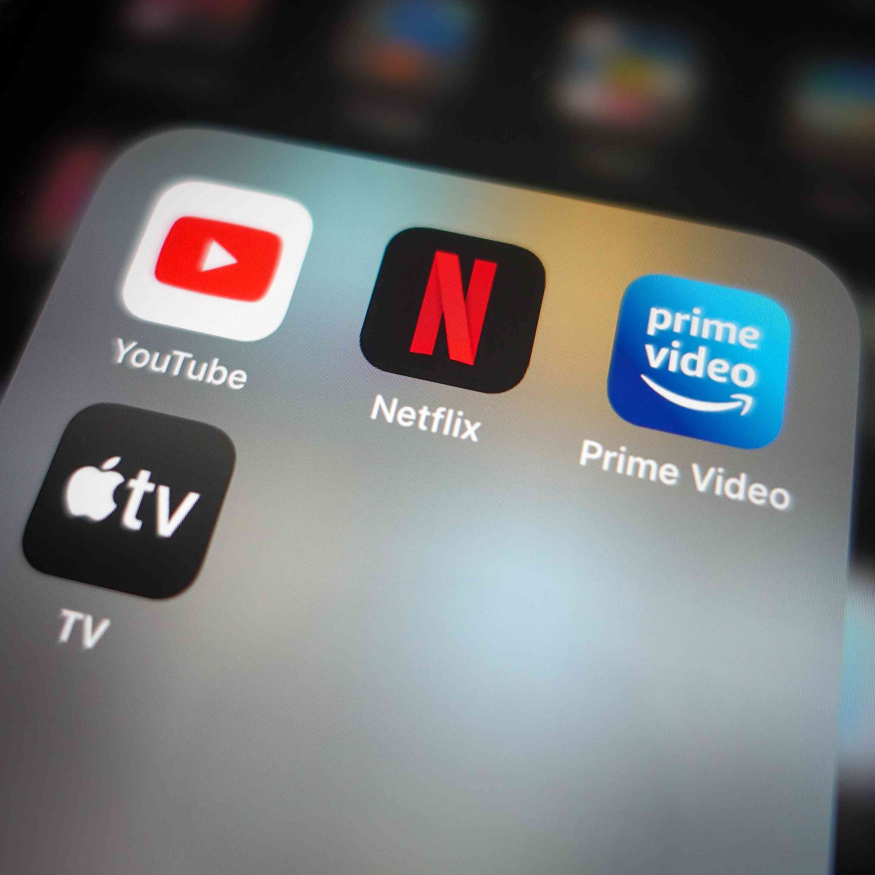 Het YouTube-pictogram op een smartphone met Netflix, Prime Videos en Apple TV.