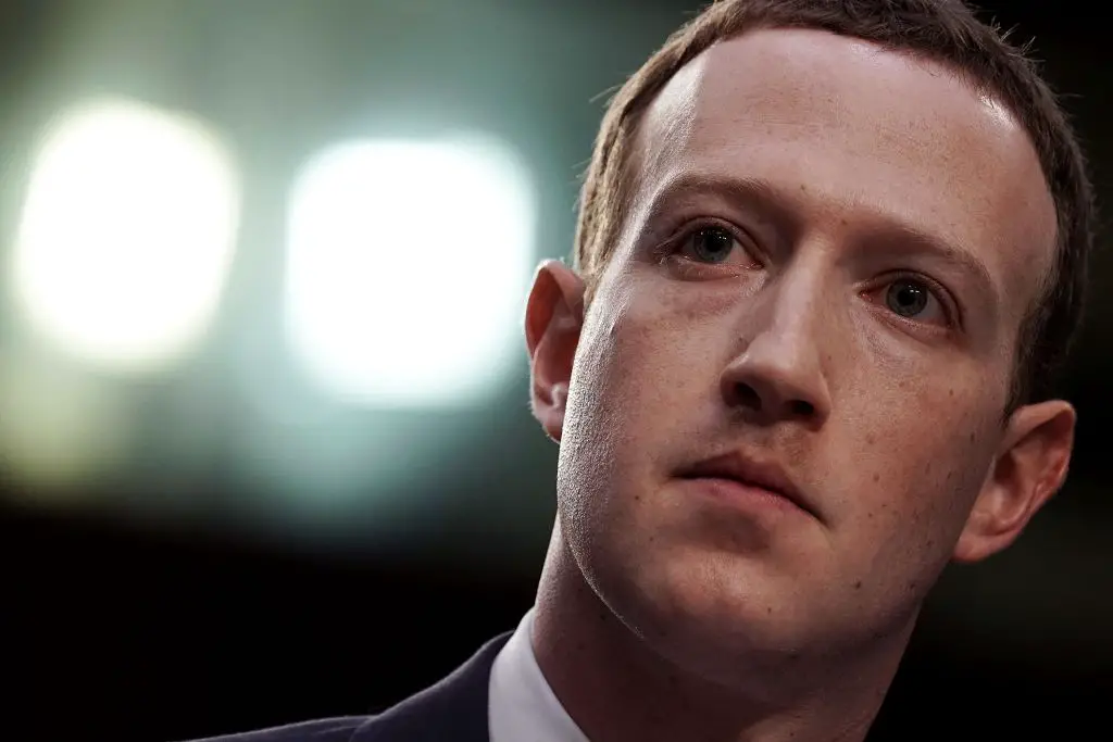 Facebook mede-oprichter, voorzitter en CEO Mark Zuckerberg getuigt voor een gecombineerde hoorzitting van de Senaatscommissie voor Justitie en Handel in het Hart Senate Office Building op Capitol Hill.