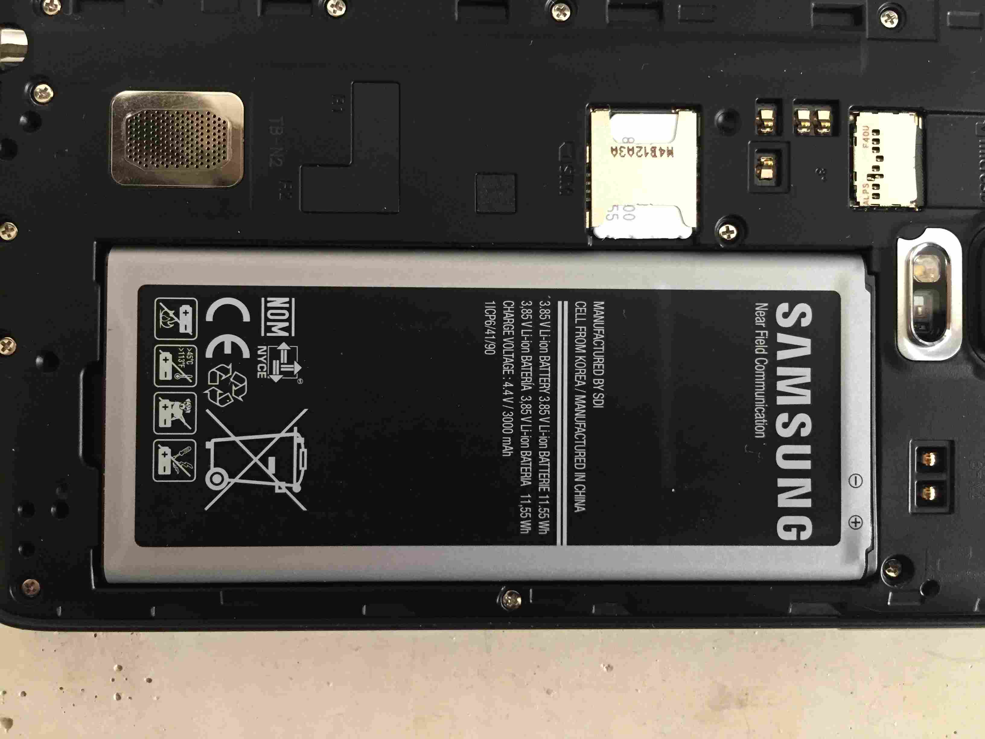 Zoek naar een uitsparing aan de onderkant van de batterijsleuf op de Samsung Note Edge en gebruik uw vingernagel om deze eruit te wrikken.