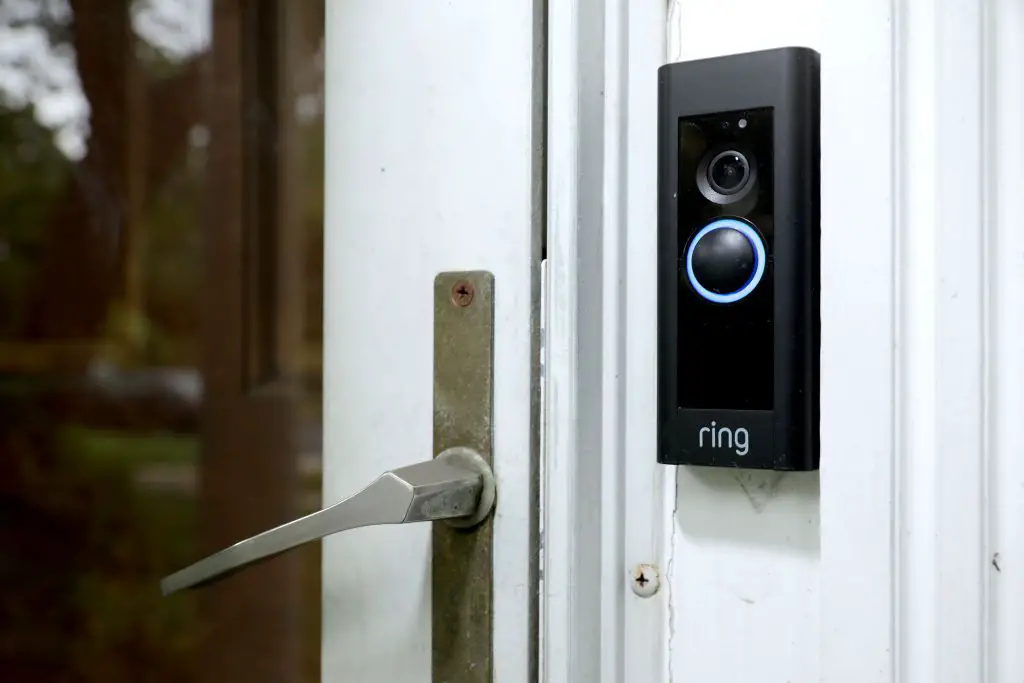 Een deurbelapparaat met ingebouwde camera gemaakt door huisbeveiligingsbedrijf Ring