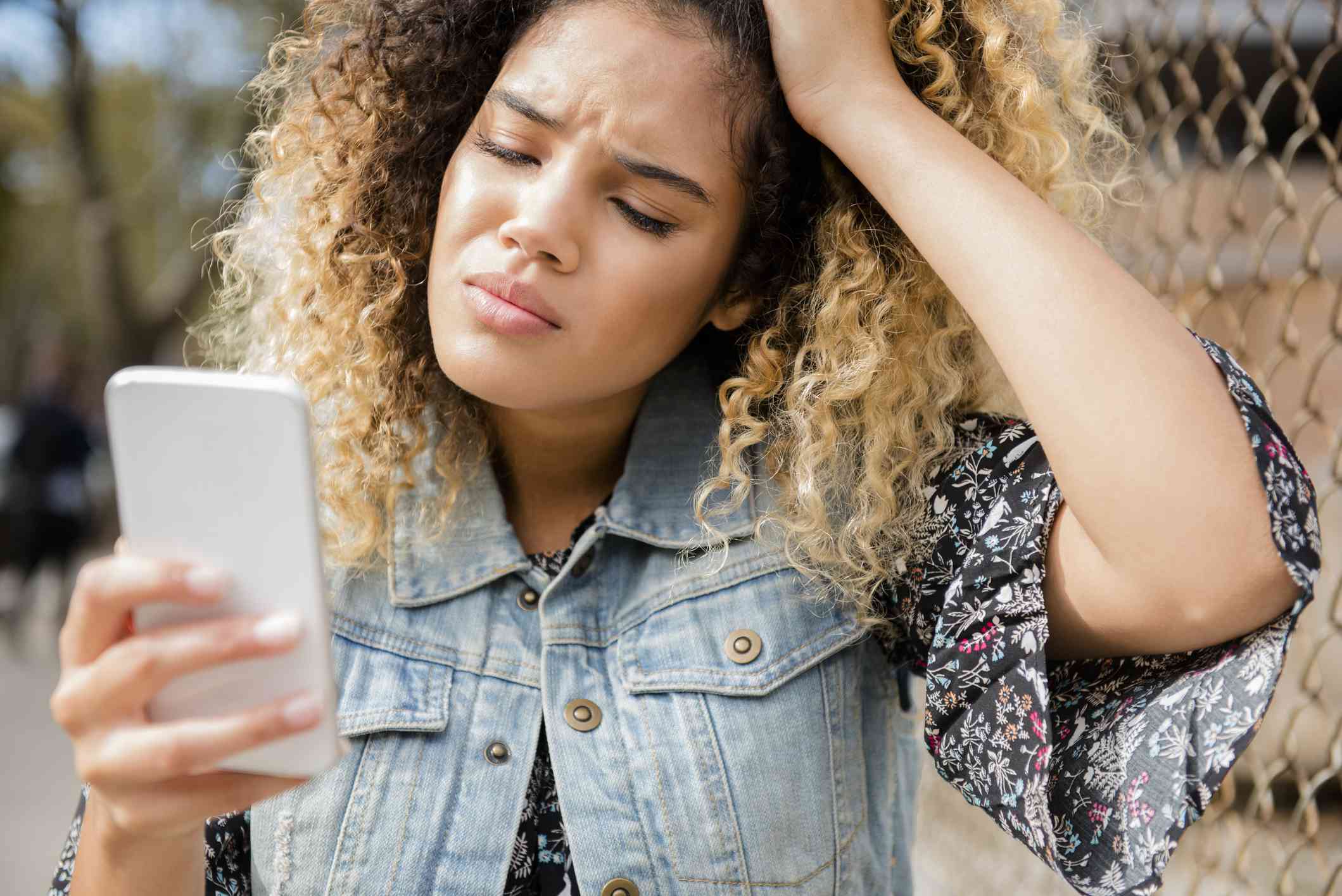 vrouw staren naar een tekst op mobiele telefoon