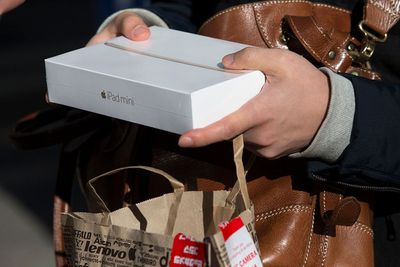 Shopper met iPad mini-doos