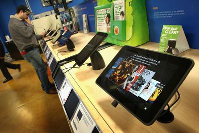 Tabletcomputers worden te koop aangeboden in een Tiger Direct-winkel op 11 april 2013 in Chicago, Illinois.