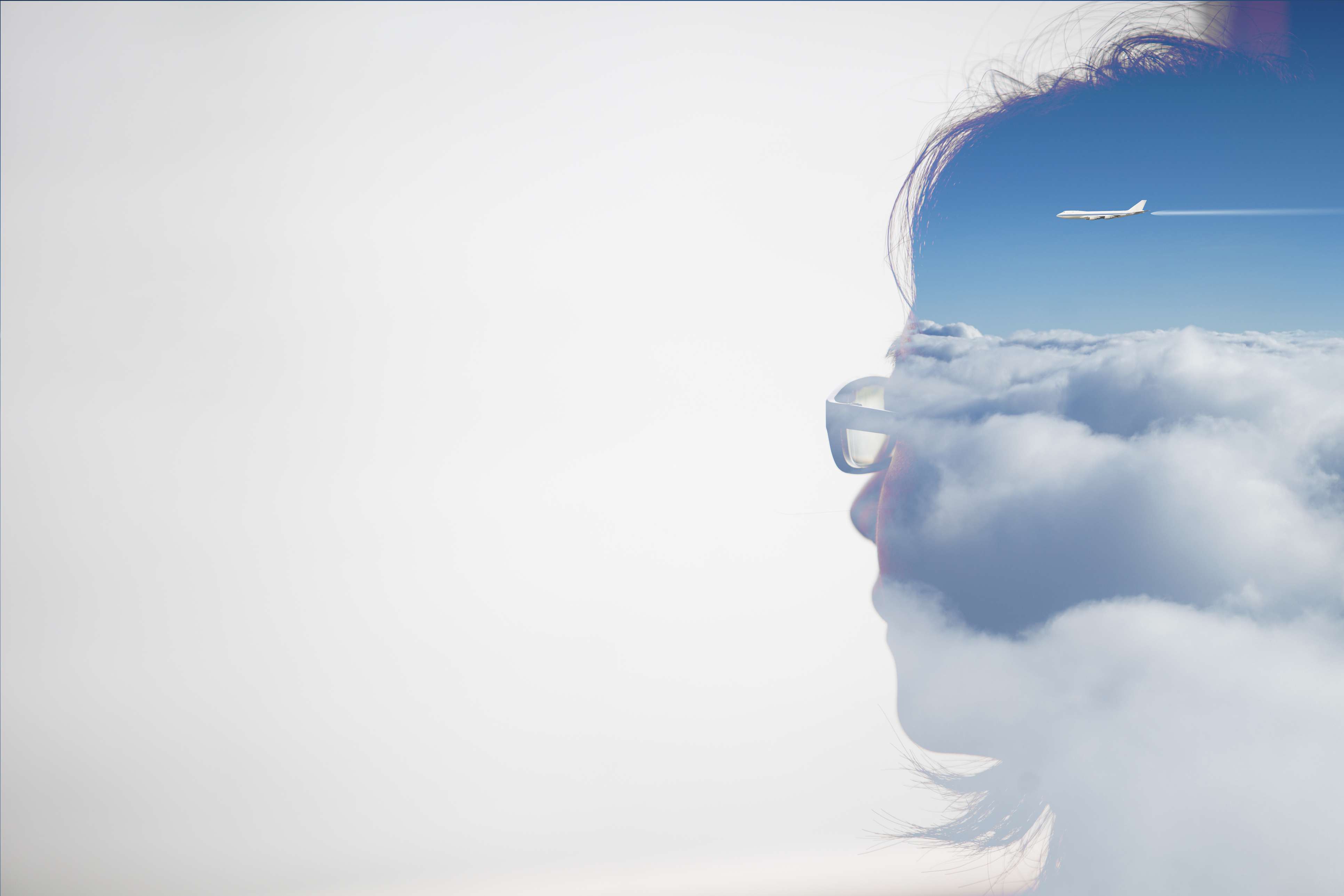 Dubbelbelicht portret van een Aziatische vrouw gecombineerd met blauwe lucht en vliegtuigen die over de lucht vliegen