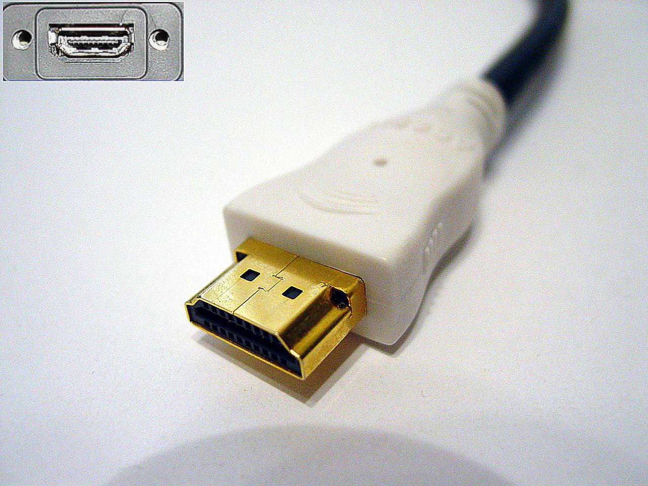 HDMI-kabel en aansluiting.