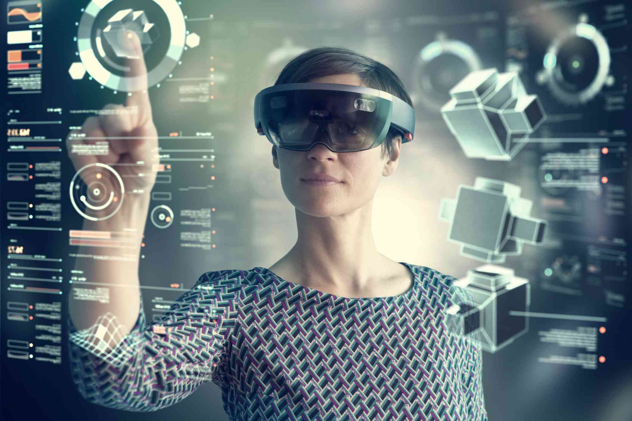 Persoon die op virtuele interface-elementen tikt terwijl hij een VR-bril draagt