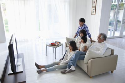 Familie kijkt 42 inch tv