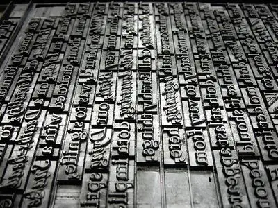 Metalen lettertype opgesteld in zinnen