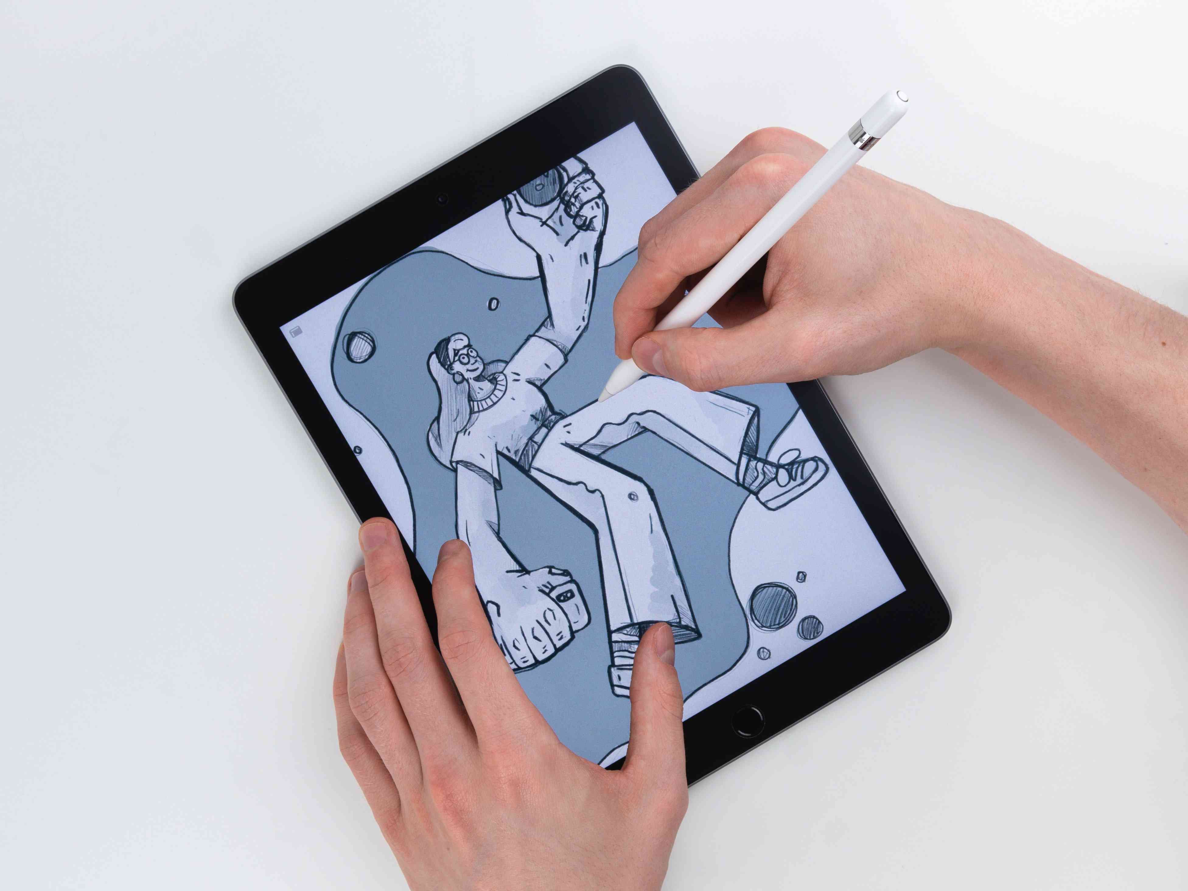 Iemand die op een iPad tekent met een Apple Pencil. 