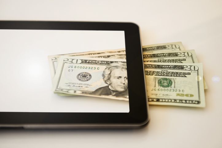 Digitale tablet en biljetten van twintig dollar