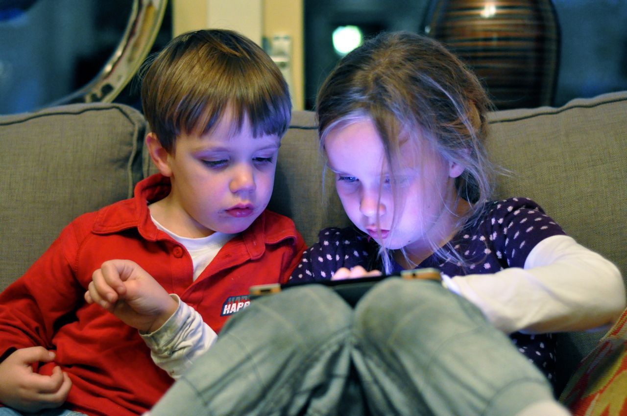Kinderen die een iPad gebruiken