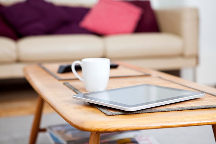Digitale tablet op salontafel