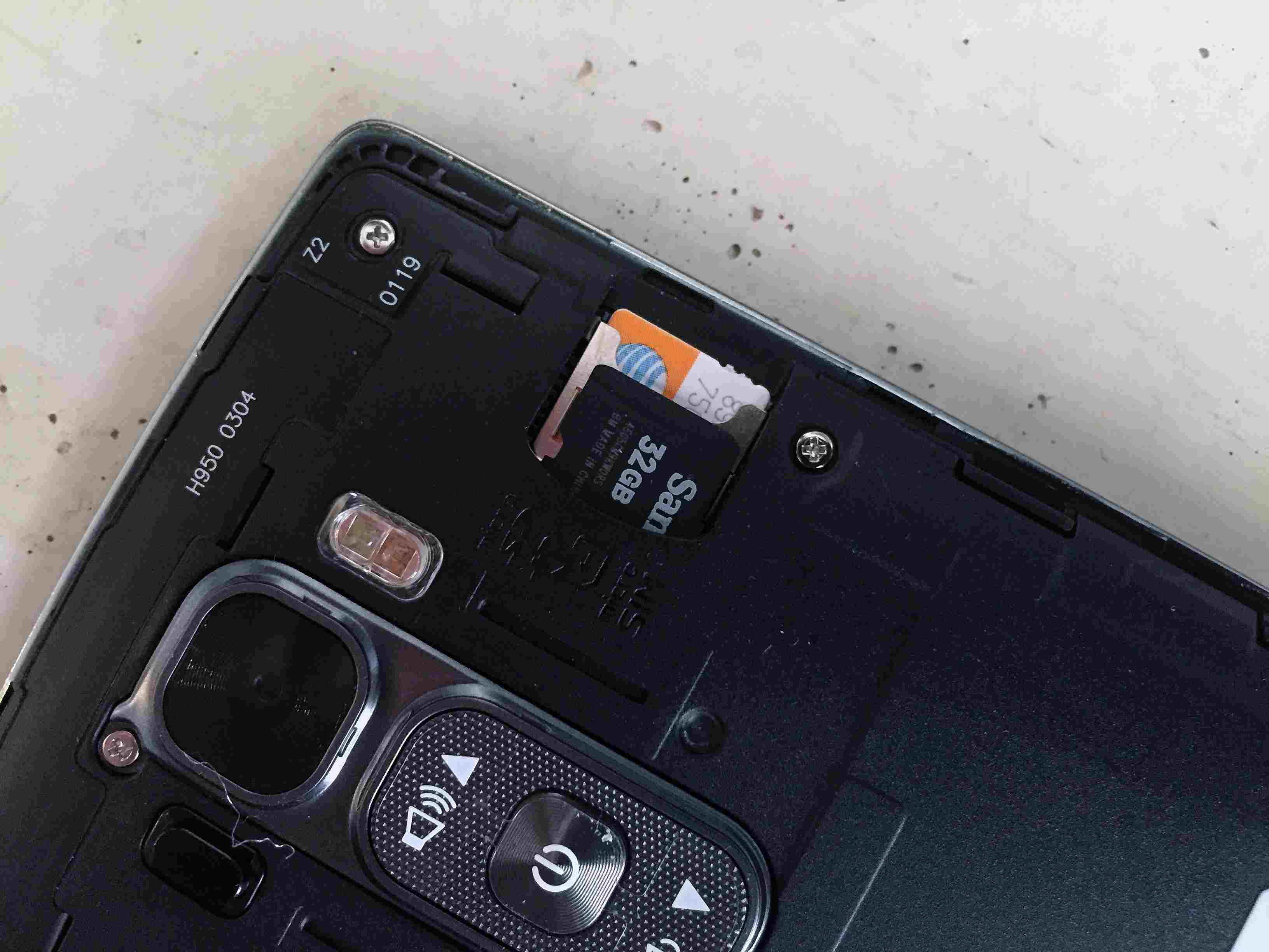 Achterkant van de open telefoon vindt de microSD-sleuf in de LG G Flex 2