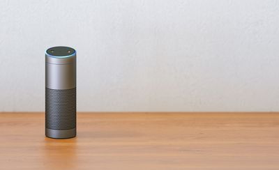 Amazon Echo-apparaat op een tafel