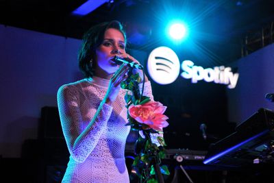 Nina Nesbitt treedt op op het podium bij Spotify's "Samen luider" evenement