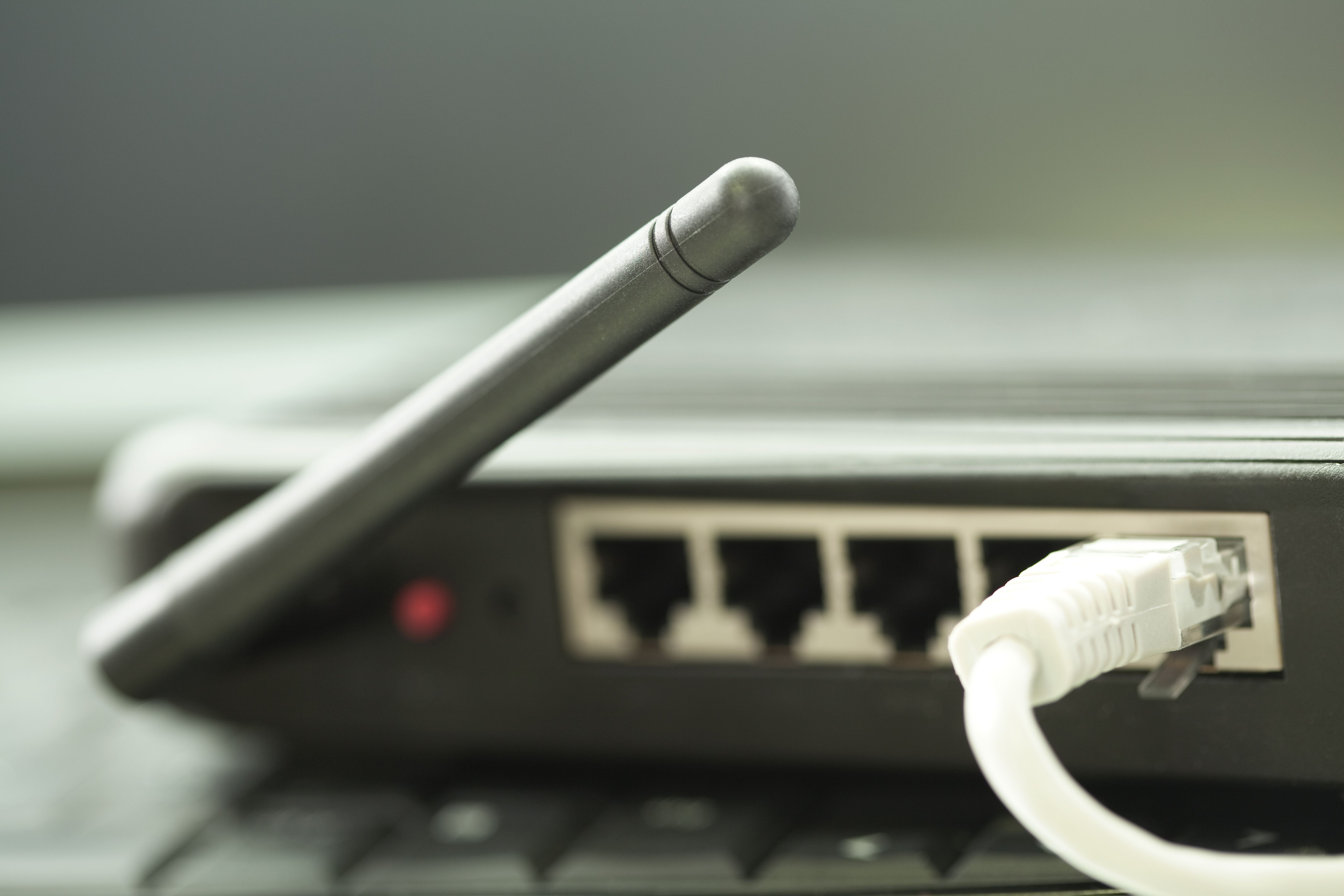 Internetverbinding met WLAN-router in thuiskantoor