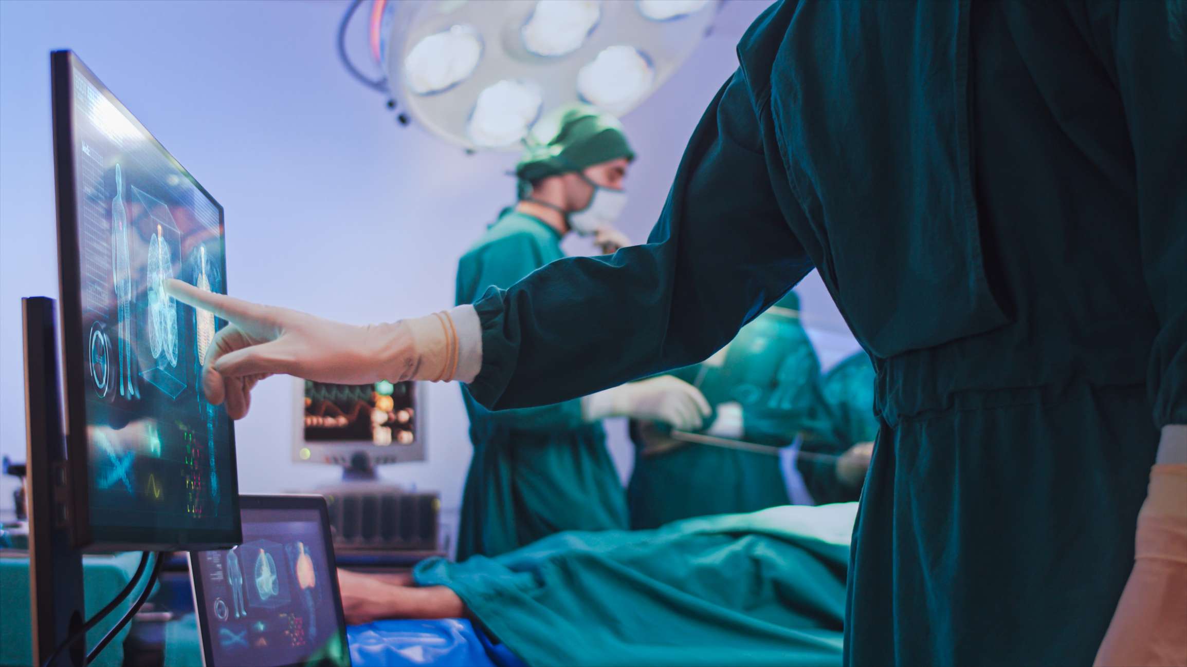 Dokter met behulp van hologram moderne virtuele scherminterface in de operatiekamer, innovatief en toekomst van medische en gezondheidszorgtechnologie.