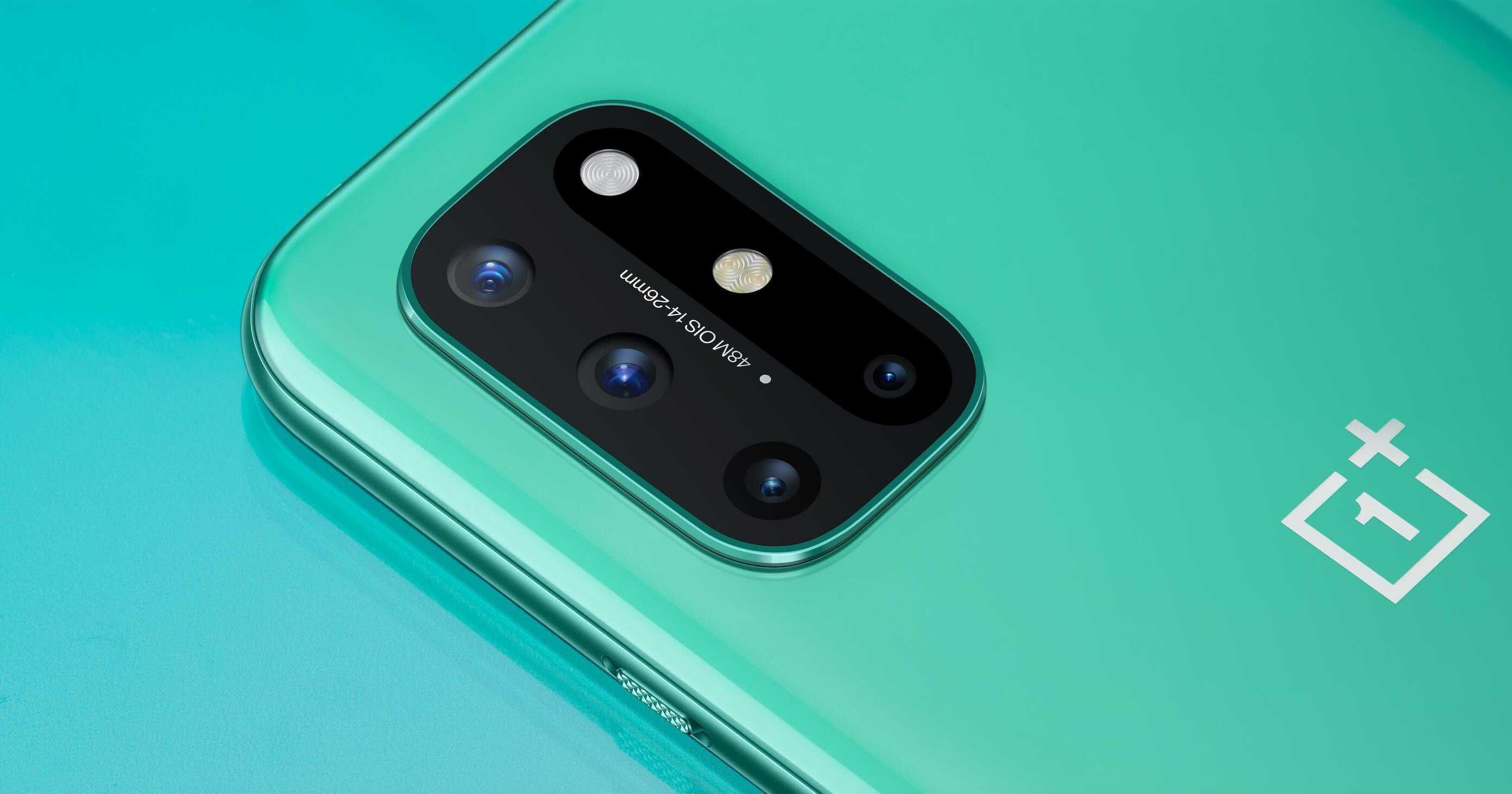 Close-up van een turquoise OnePlus 8T en zijn verschillende camera's
