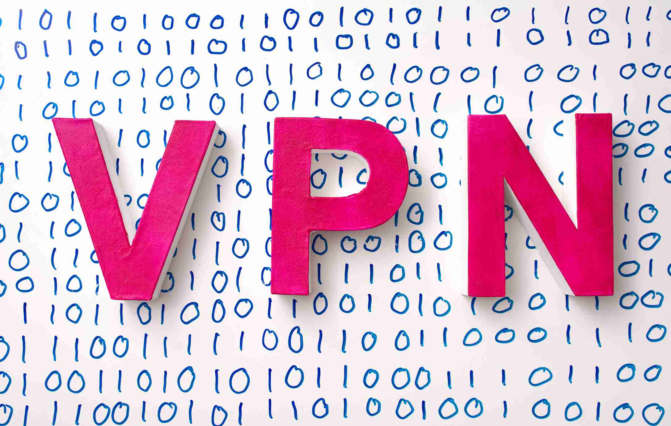 Word-art met de tekst 'VPN' voor de achtergrond van de binaire code