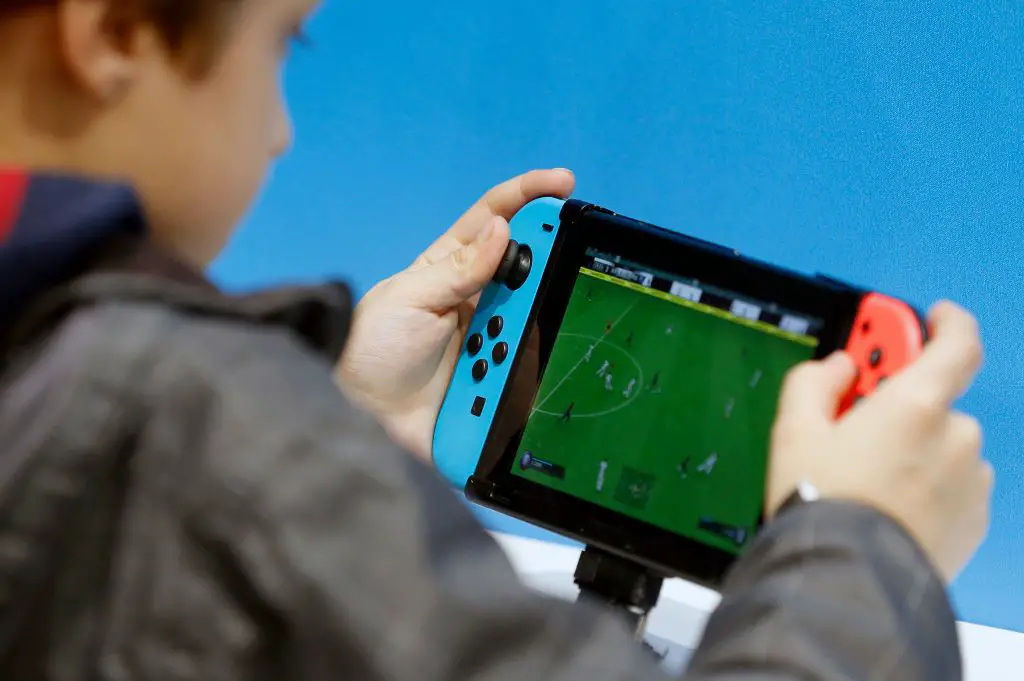 Een kind dat 'Fifa 19' speelt op een Nintendo Switch. 