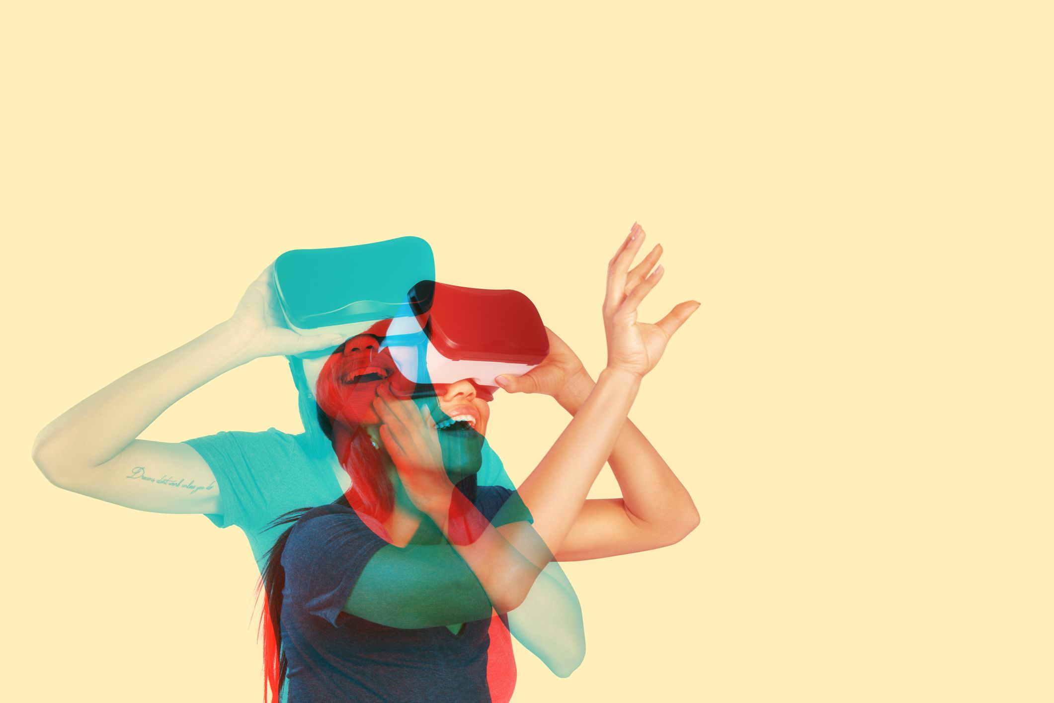 Een artistieke foto van een persoon die een VR-headset gebruikt. 