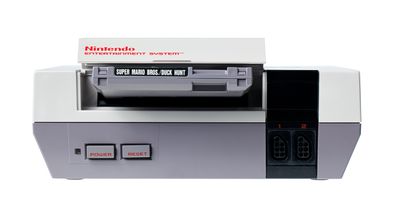 De originele Nintendo NES met een Super Mario Bros./Duck Hunt cartridge