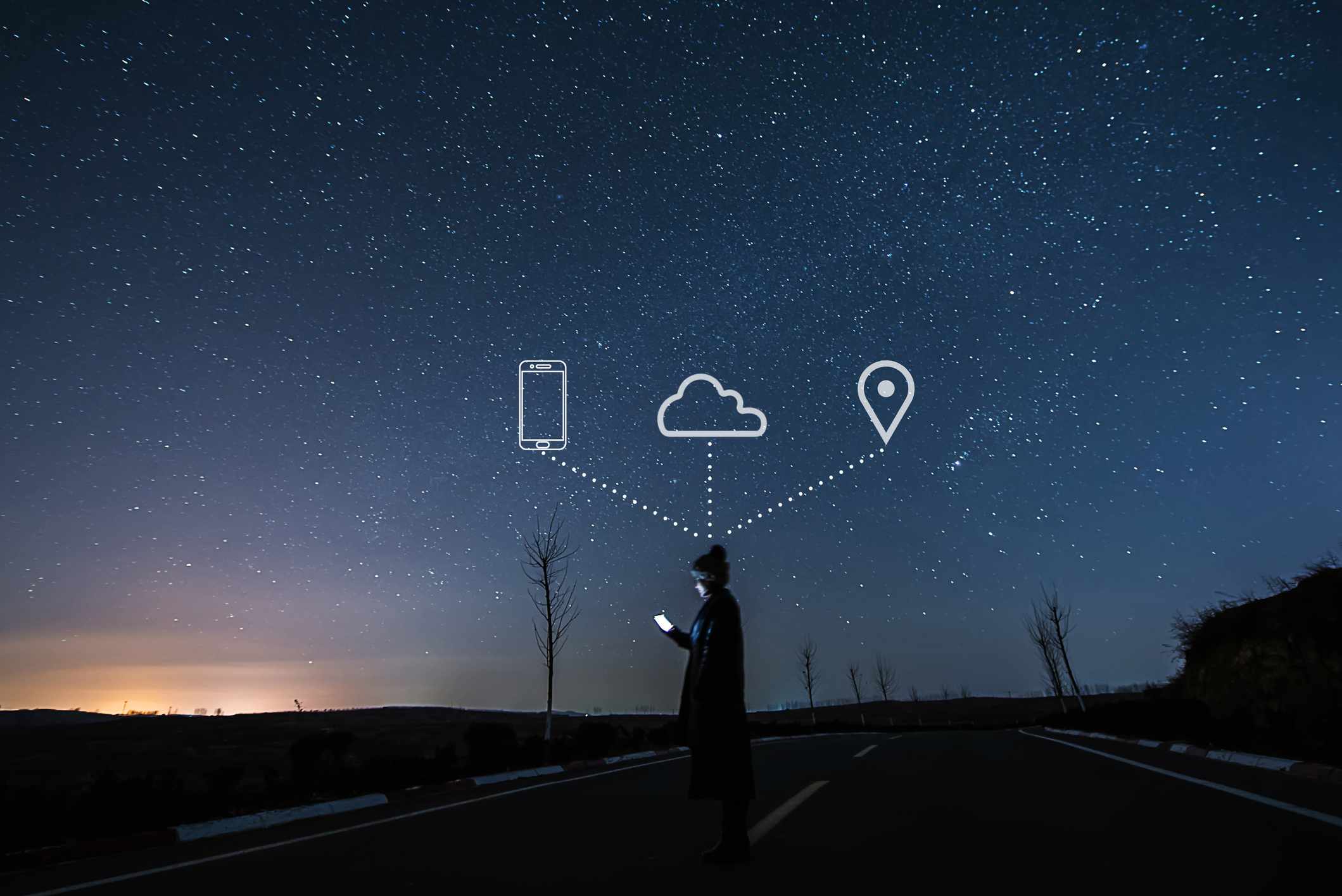 Iemand die een smartphone gebruikt op een sterrennacht, met telefoon-, cloud- en kaartpictogrammen in de lucht erboven.