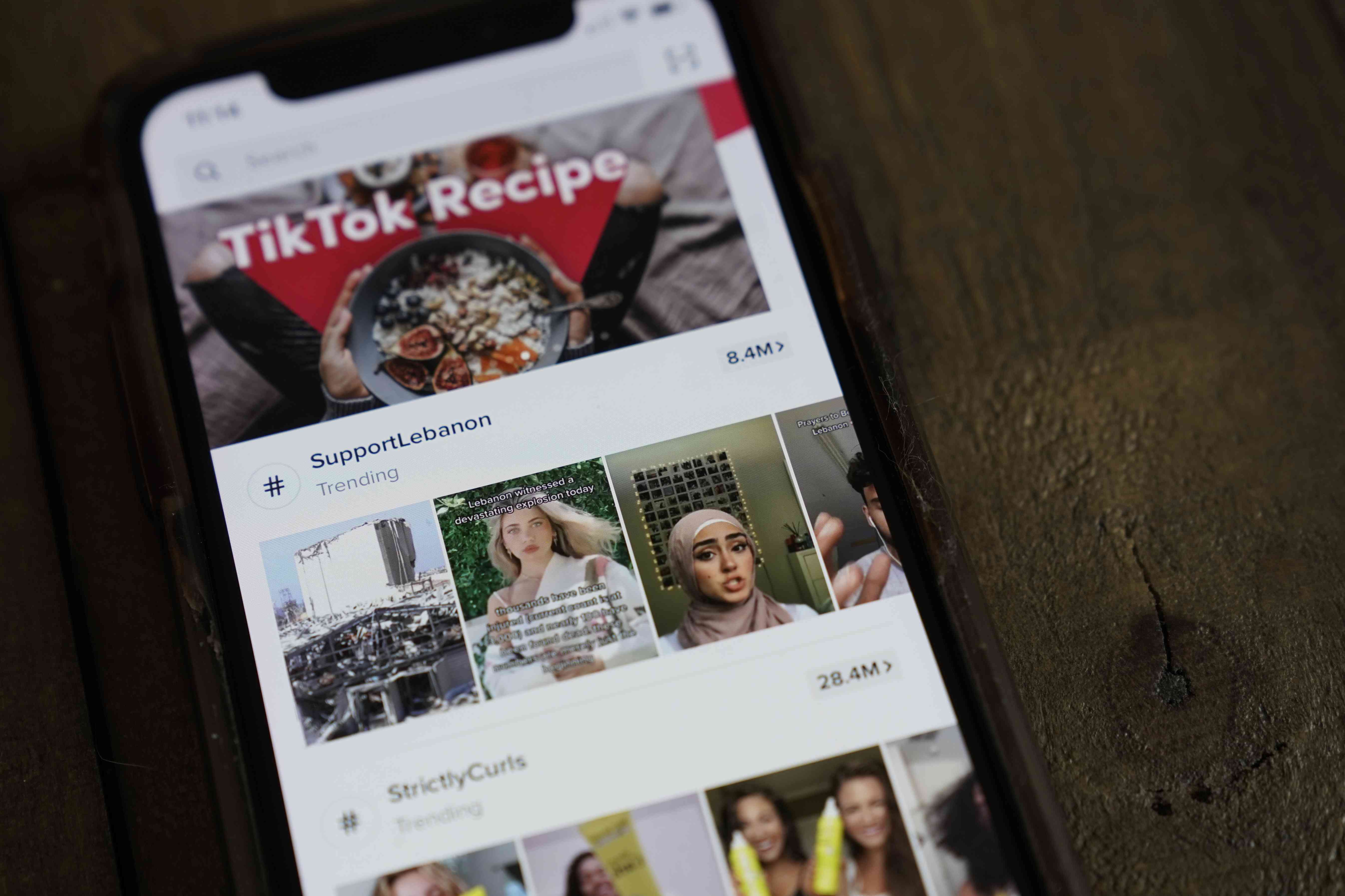 De TikTok-app wordt weergegeven op een Apple iPhone