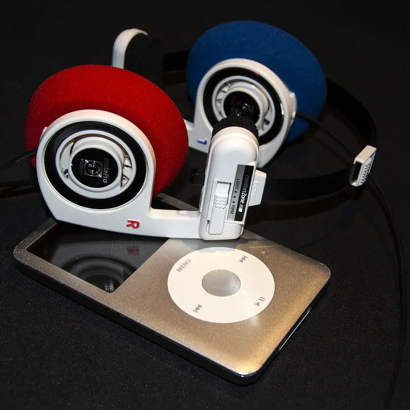 Een gemodificeerde set Koss Porta Pro-hoofdtelefoons met een oudere versie iPod. 