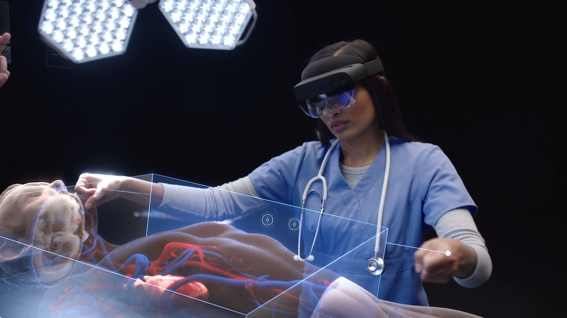 Een arts gebruikt HoloLens 2 om de bloedsomloop van een patiënt te visualiseren.