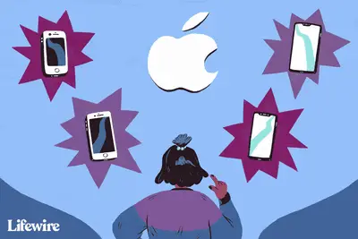 Persoon die uit verschillende Apple iPhone-versies kiest